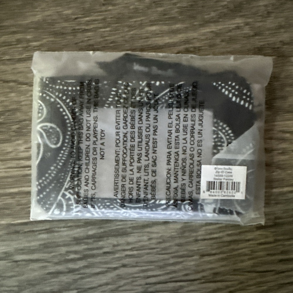 Vera Bradley NWT Stellar Paisley Zip ID Case with Key Ring